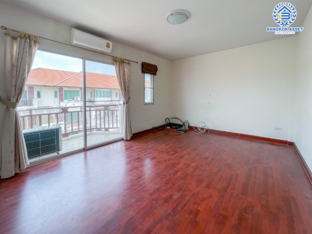 ทาวน์เฮ้าส์มือสอง กรุงเทพฯ ม.ศุภาลัยพาร์ควิลล์2 พหลโยธิน48 หลังมุม! เนื้อที่กว้างขวางมากถึง 32.40 ตร.ว. ฟังก์ชัน 3 ห้องนอน 3 ห้องน้ำ ที่จอดรถ 2 คัน ตั้งบนพื้นที่ชุมชนเหมาะสำหรับทำธุรกิจ บนทำเลแห่งการเดินทาง ใกล้รถไฟฟ้าสายสีเขียว "สถานีสายหยุด" และจุดขึ้นทางด่วน "รามอินทรา-อาจณรงค์"